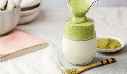 Dalgona matcha latte - Kinsarvik Naturkost