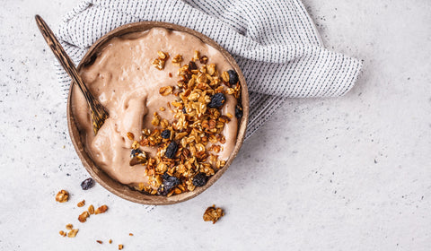 Fiber- og proteinrik sjokolade smoothiebowl - Kinsarvik Naturkost