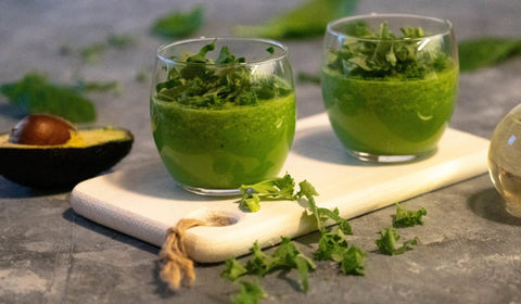 Grønn energi-smoothie med MCT-olje & spirulina - Kinsarvik Naturkost