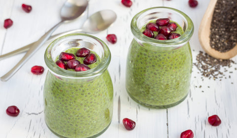Matcha chiagrøt med granateple - Kinsarvik Naturkost