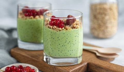 Matcha chiagrøt med granola & bær - Kinsarvik Naturkost