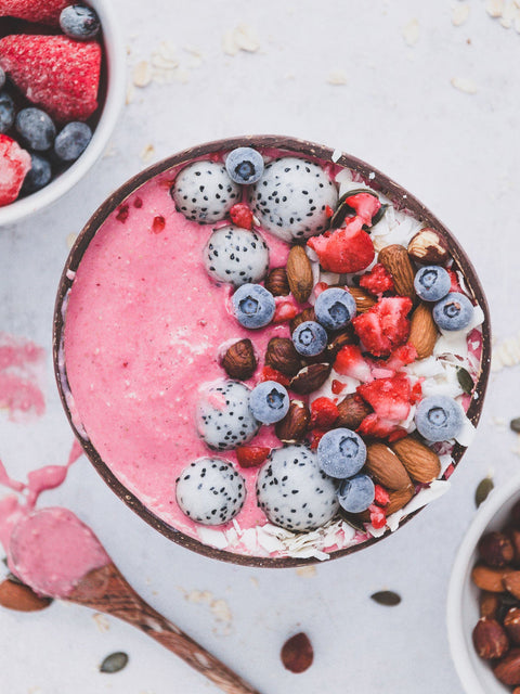Sunn smoothiebowl med jordbær og kremet havre - Kinsarvik Naturkost