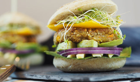 Vegansk cheeseburger av kikerter & gulrøtter - Kinsarvik Naturkost