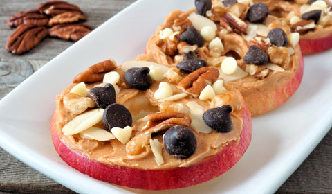 Eplebiter med peanøttsmør, nøtter og sjokolade - Kinsarvik Naturkost
