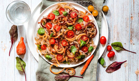 Fettuccine i kremete ostesaus med grønnsaker - Kinsarvik Naturkost
