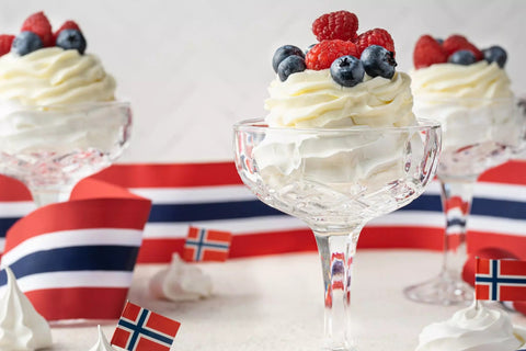 Pavlova i glass med friske bær og krem - Kinsarvik Naturkost