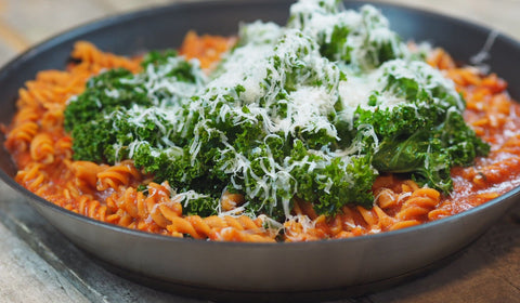 Proteinpasta av røde linser med tomatsaus - Kinsarvik Naturkost