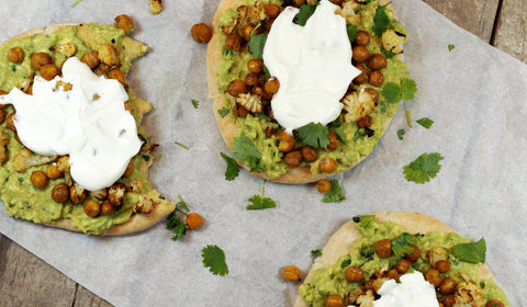 Ristet pita med avokado-dip, kikerter og blomkål - Kinsarvik Naturkost