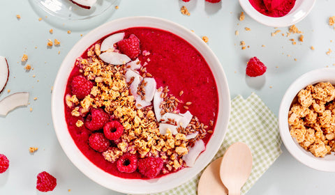 Rød smoothiebowl med rødbetpulver - Kinsarvik Naturkost