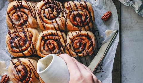 Veganske kanelsnurrer med sjokolade- og pekanglasur - Kinsarvik Naturkost