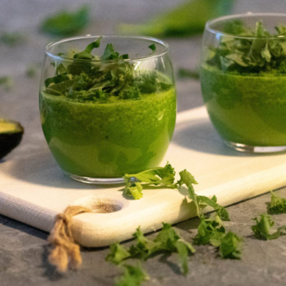Grønn energi-smoothie med MCT-olje & spirulina